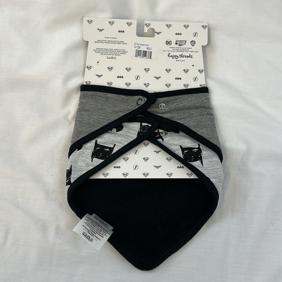 Batman 3 Onesie & 2 Bandana Bib Bundle Size 3-6 Months - Picture 4 of 9